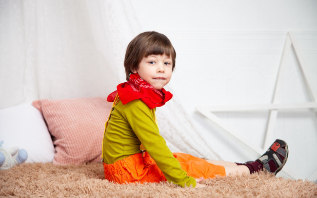 Обои картинки фото разное, дети, ребенок, платок, подушки, кровать