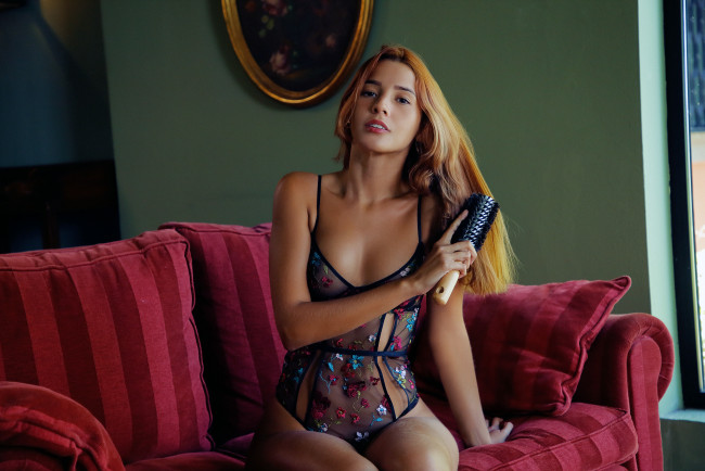 Обои картинки фото agatha vega, девушки, agatha, vega, расчёска, девушка, модель, рыжеволосая, красотка, поза, флирт, стройная, сексуальная, фигура