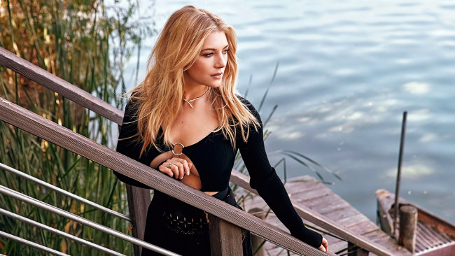 Обои картинки фото katheryn winnick, девушки, блондинка, наряд, перила, озеро, лестница