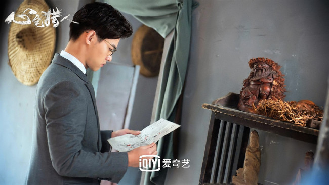 Обои картинки фото кино фильмы, psych-hunter, парень, очки, бумага, статуэтка