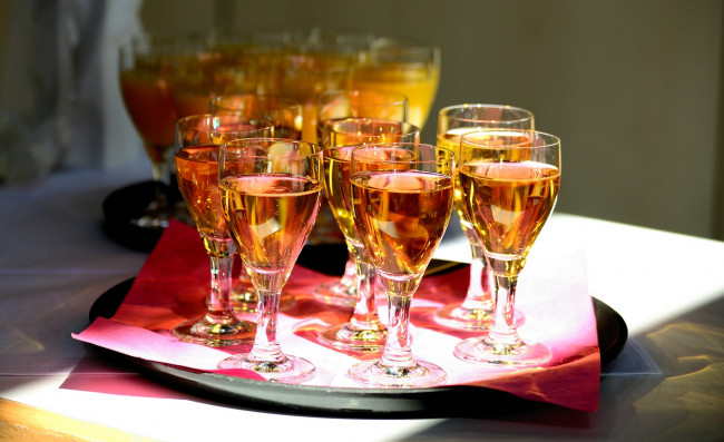 Обои картинки фото еда, напитки,  вино, поднос, вино, бокалы