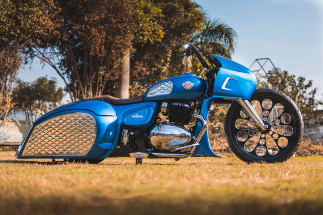 Обои картинки фото мотоциклы, customs, кастомизированный, тюнингованый, мотоцикл, крутой, байк, железный, конь, который, даёт, свободу, ветер, в, лицо, и, волосы, по, ветру