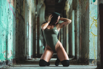 Картинка девушки -+брюнетки +шатенки simon morton девушка позирует