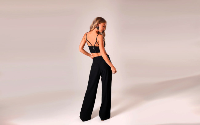 Обои картинки фото девушки, tara goddard, русая, топ, брюки