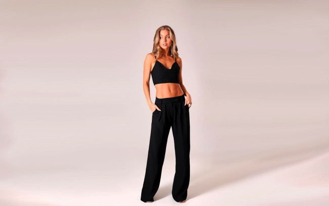 Обои картинки фото девушки, tara goddard, русая, топ, брюки