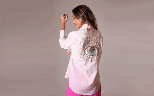 Обои картинки фото девушки, tara goddard, русая, жакет, глаз, шорты