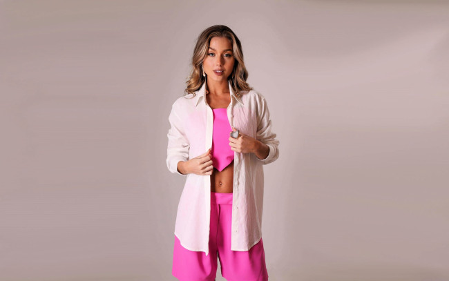 Обои картинки фото девушки, tara goddard, русая, жакет, топ, шорты