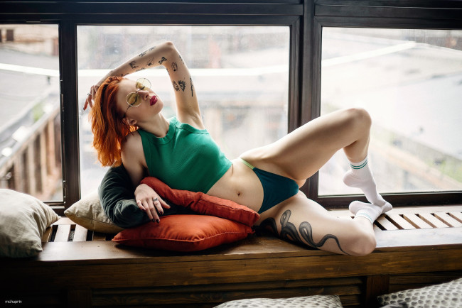 Обои картинки фото девушка секси, девушки, - рыжеволосые и разноцветные, позирует, фигурка, ножки, грудь, секси, трусики, на, подоконнике, окно, в, очках