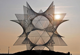 Картинка города памятники скульптуры арт объекты углы металлический ажурный