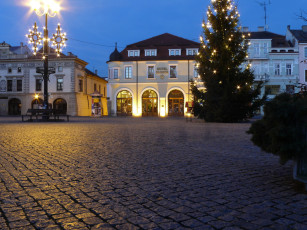 Картинка города улицы площади набережные площадь дома иллюминация елка