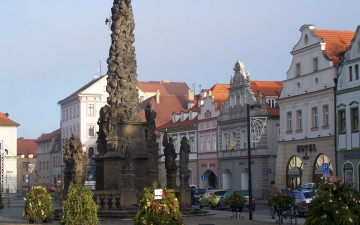 Картинка города улицы площади набережные памятник статуи дома