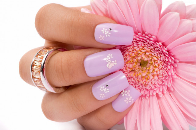 Обои картинки фото разное, руки, маникюр, кольцо, гербера