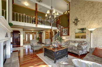 Картинка интерьер гостиная диван стол кресла люстра картина