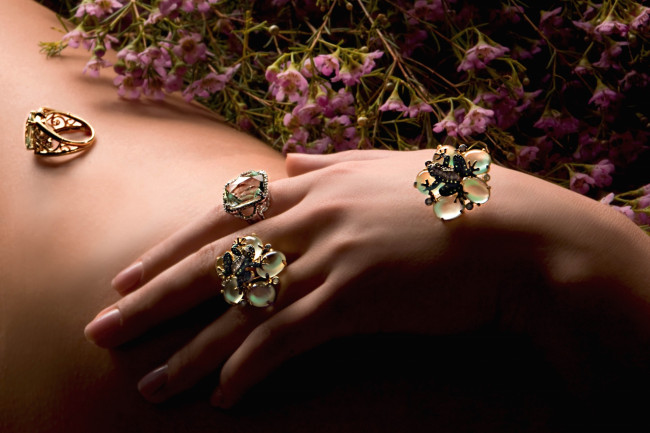 Обои картинки фото разное, украшения, аксессуары, веера, кольца, рука