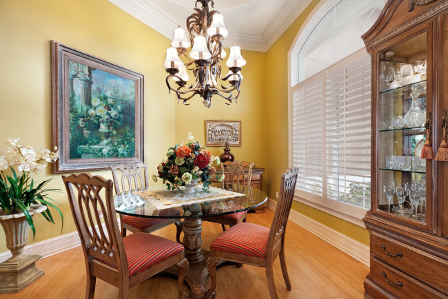 Обои картинки фото интерьер, столовая, стол, стулья, букет, люстра