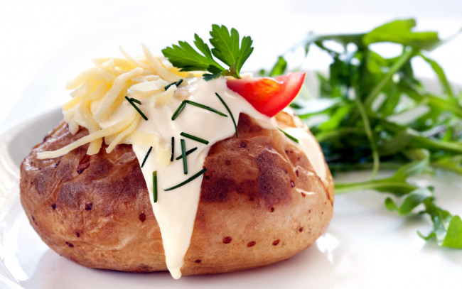 Обои картинки фото еда, картофель, сыр, соус, клубень, запеченный