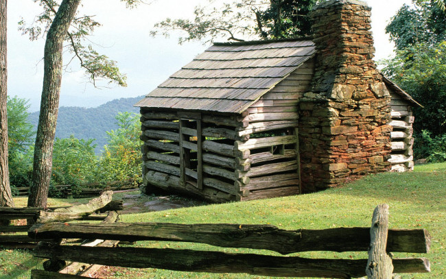 Обои картинки фото разное, сооружения,  постройки, горы, камин, сарай, деревья, изгородь