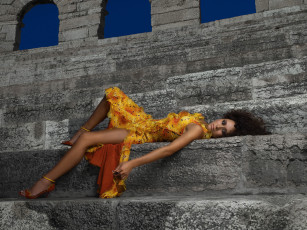 Картинка девушки -unsort+ брюнетки +шатенки колизей ступени платье модель april wilkner