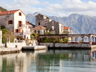 Картинка города -+здания +дома водоем горы дома