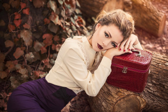 Картинка девушки -unsort+ брюнетки +шатенки блузка сумка девушка юбка макияж листья плющ брёвна русая природа взгляд