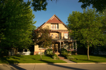 Картинка города -+здания +дома деревья трава забор цветы дорога