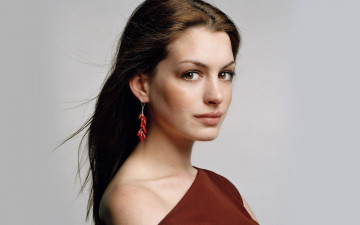 Картинка девушки anne+hathaway энн хэтуэй актриса улыбка лицо серьги