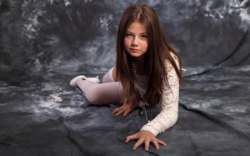 Картинка девушки kleofia взгляд поза украшение бельё ножки чулки туфли фон