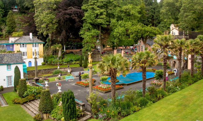 Обои картинки фото природа, парк, клумбы, пальмы, деревья, водоем, здания