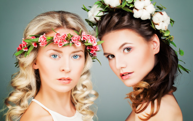 Обои картинки фото девушки, -unsort , лица,  портреты, гвоздики, венки, брюнетка, локоны, блондинка, хлопок, цветы