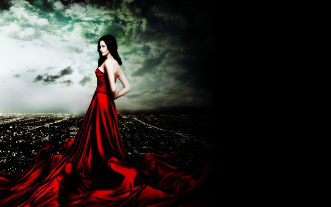 Обои картинки фото девушки, courteney cox, кортни, кокс, город, платье, тучи