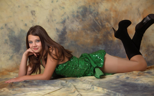 Обои картинки фото девушки, kleofia, шатенка, model, красивая, милая, взгляд