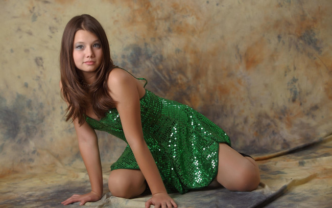 Обои картинки фото девушки, kleofia, шатенка, model, красивая, милая, взгляд