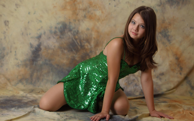 Обои картинки фото девушки, kleofia, шатенка, model, милая, взгляд, красивая