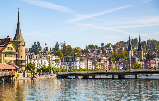 Обои картинки фото города, - панорамы, водоем, башни, мост, флаги