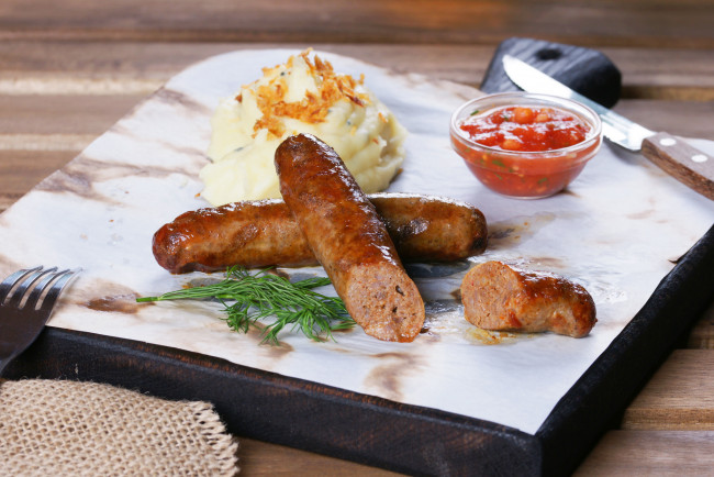 Обои картинки фото еда, вторые блюда, пюре, колбаска, соус, второе, блюдо