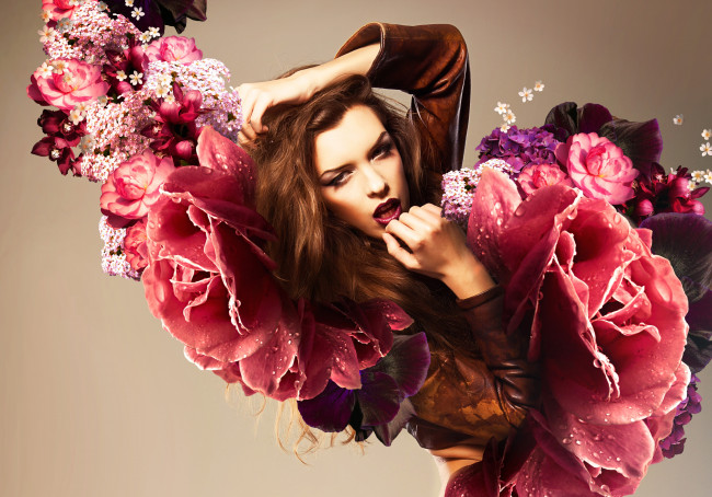 Обои картинки фото девушки, -unsort , брюнетки,  шатенки, шатенка, макияж, вода, куртка, кожанка, цветы, капли, девушка