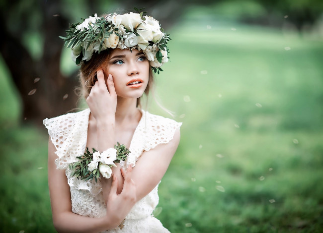 Обои картинки фото девушки, -unsort , брюнетки,  шатенки, лепестки, девушка, лето, русая, венок, цветы, природа, розы