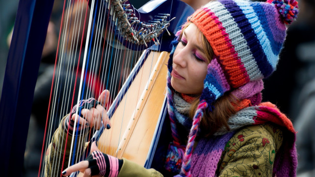 Обои картинки фото музыка, -другое, шапка, арфа, девушка