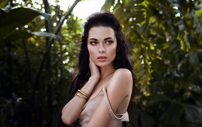 Обои картинки фото девушки, -unsort , брюнетки, темноволосые, взгляд, темный, фон, портрет, алина, майер, alina mayer