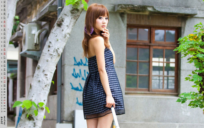 Обои картинки фото календари, девушки, улица, дерево, здание, азиатка, взгляд