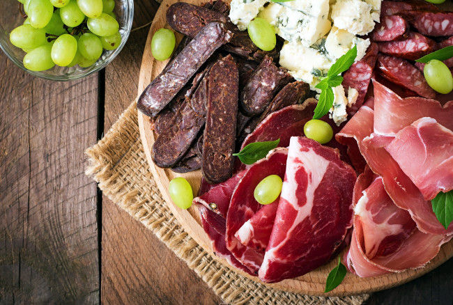 Обои картинки фото еда, колбасные изделия, колбаса, ассорти, виноград