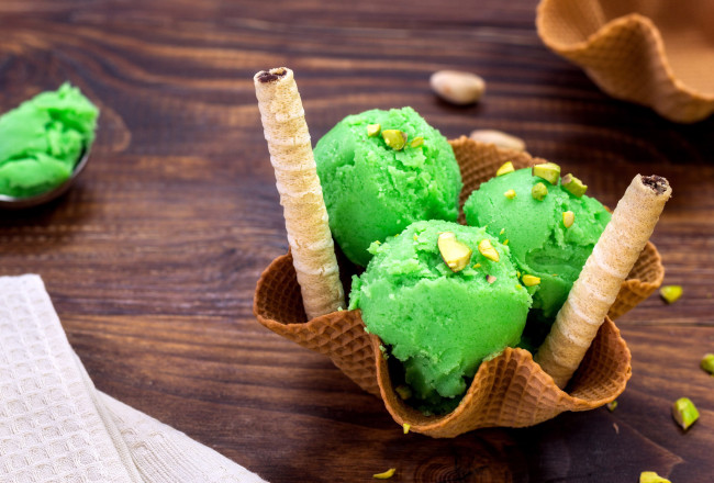 Обои картинки фото еда, мороженое,  десерты, вафельные, трубочки, фисташковое
