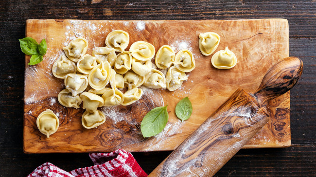 Обои картинки фото еда, пельмени,  манты,  вареники, базилик, скалка