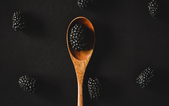 Обои картинки фото еда, ежевика, ягоды, ложка