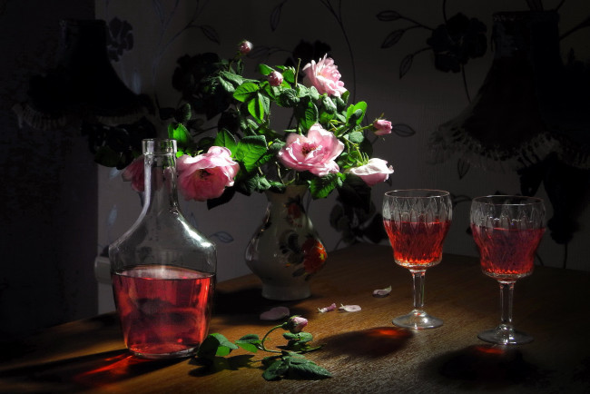 Обои картинки фото еда, напитки,  вино, букет, наливка, бокалы, графин