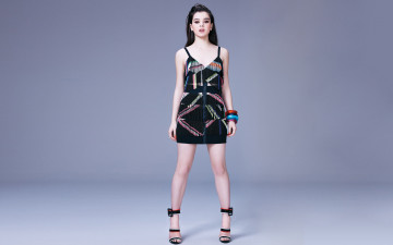 Картинка девушки hailee+steinfeld платье браслеты