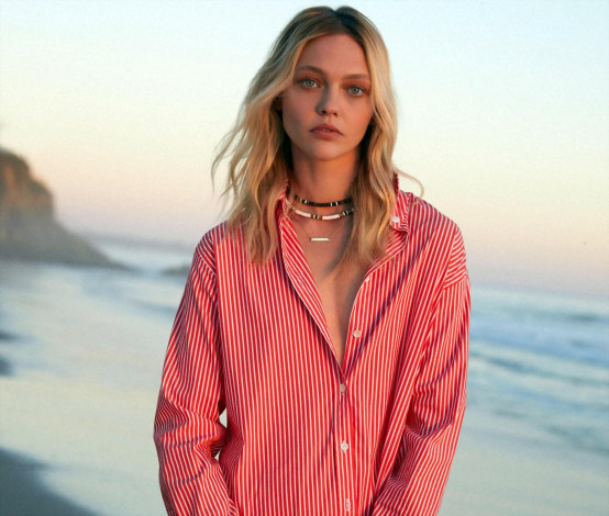 Обои картинки фото девушки, саша пивоварова, модель, блондинка, рубашка, море