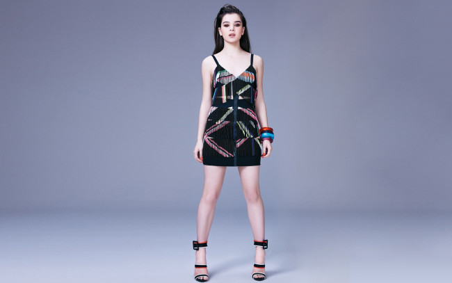 Обои картинки фото девушки, hailee steinfeld, платье, браслеты