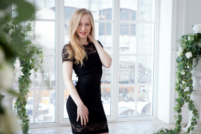 Обои картинки фото девушки, lola myluv, черное, платье, кружева