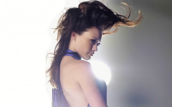 Обои картинки фото девушки, hilary duff, шатенка, лицо, спина